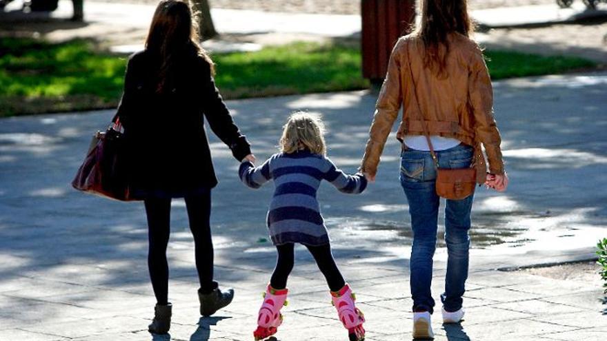 Una niña patina junto a su familia.