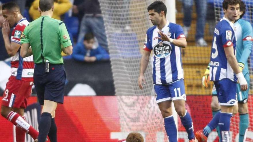 Juanfran levanta la mano para lamentarse tras cometer el penalti.