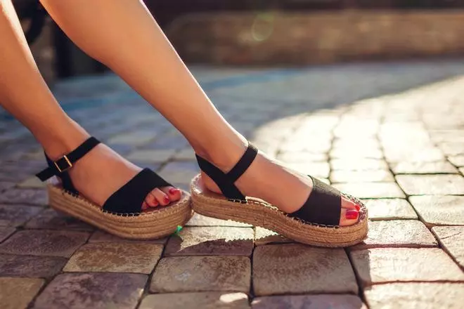 Cómo llevar con estilo las sandalias con plataforma, el zapato que a estas alturas arrasa en la calle y en Google (+150% de búsquedas)