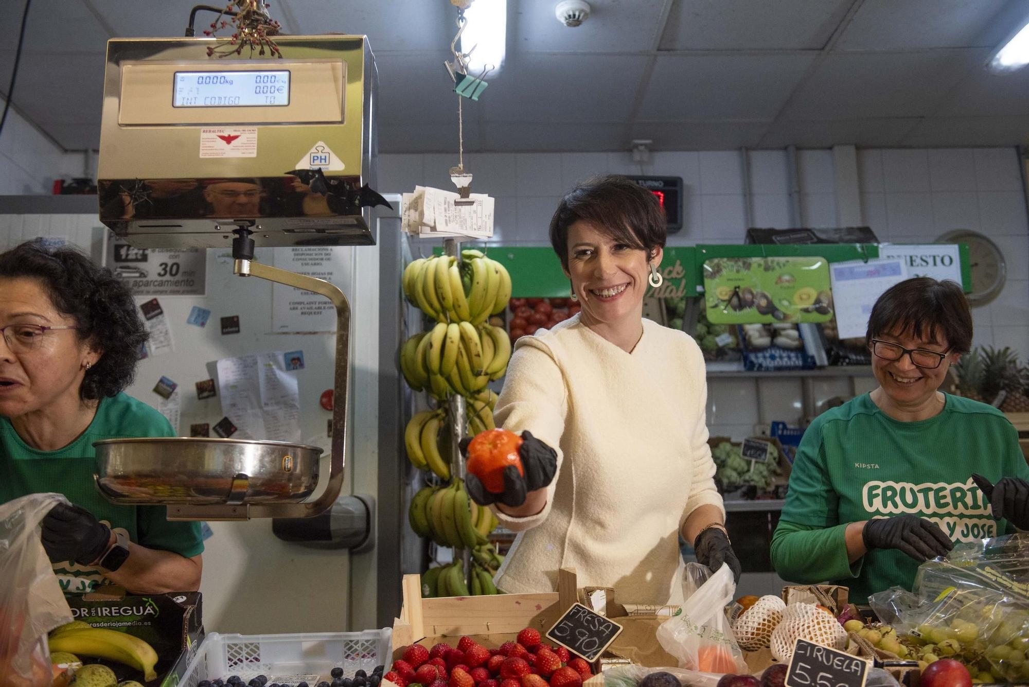 Ana Pontón visita el mercado de Elviña