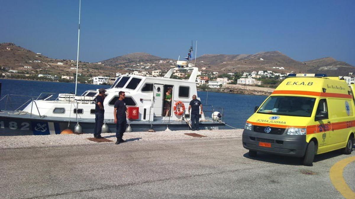 Archivo - Embarcación patrullera de la Guardia Costera griega junto a una ambulancia en una imagen de archivo