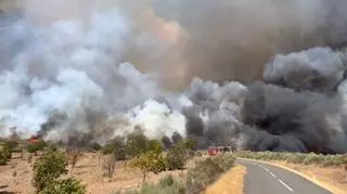 El incendio de Hermisende mejora en Zamora: el 70% del perímetro está asegurado y el frente más activo se desplaza a Portugal