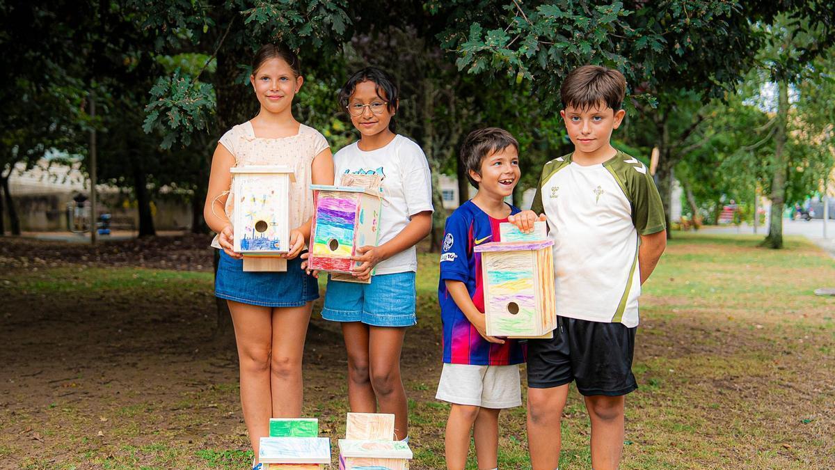 Niños del campamento con sus cajas nido.