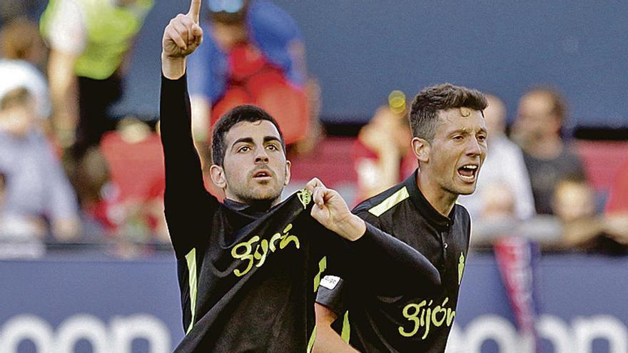 Castro dedica el gol a la Mareona, ayer en Pamplona.