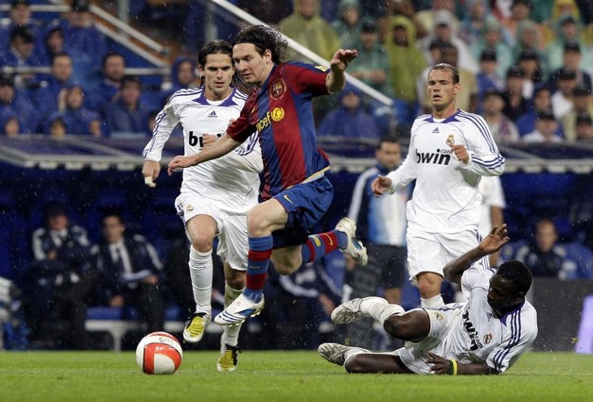 Leo Messi supera a los madridistas Gago, Sneijder y Diarra (2008).