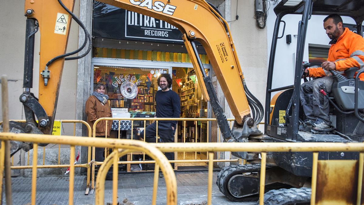 Carme Baqués y Raül Chamorro, en el escaparate de Ultra-Local Records, que estos días tiene banda sonora de obras en la acera.