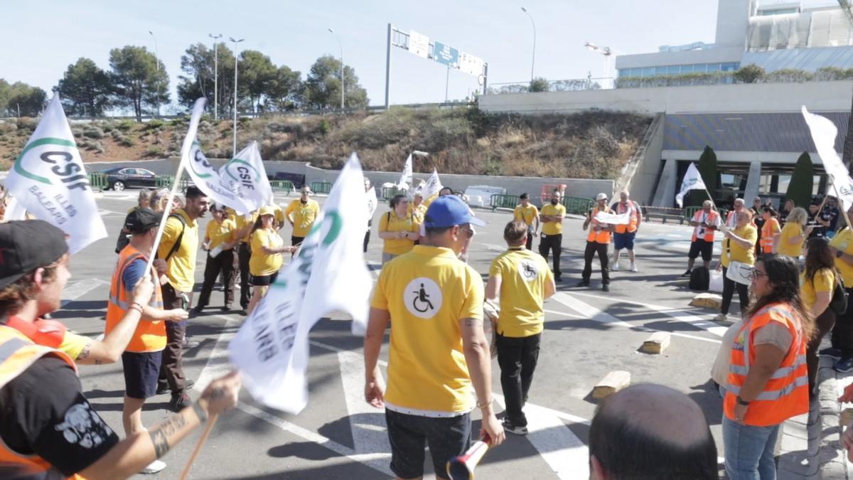 VÍDEO | Los trabajadores de asistencia a personas con movilidad reducida del aeropuerto de Palma protestan para exigir contratos más estables