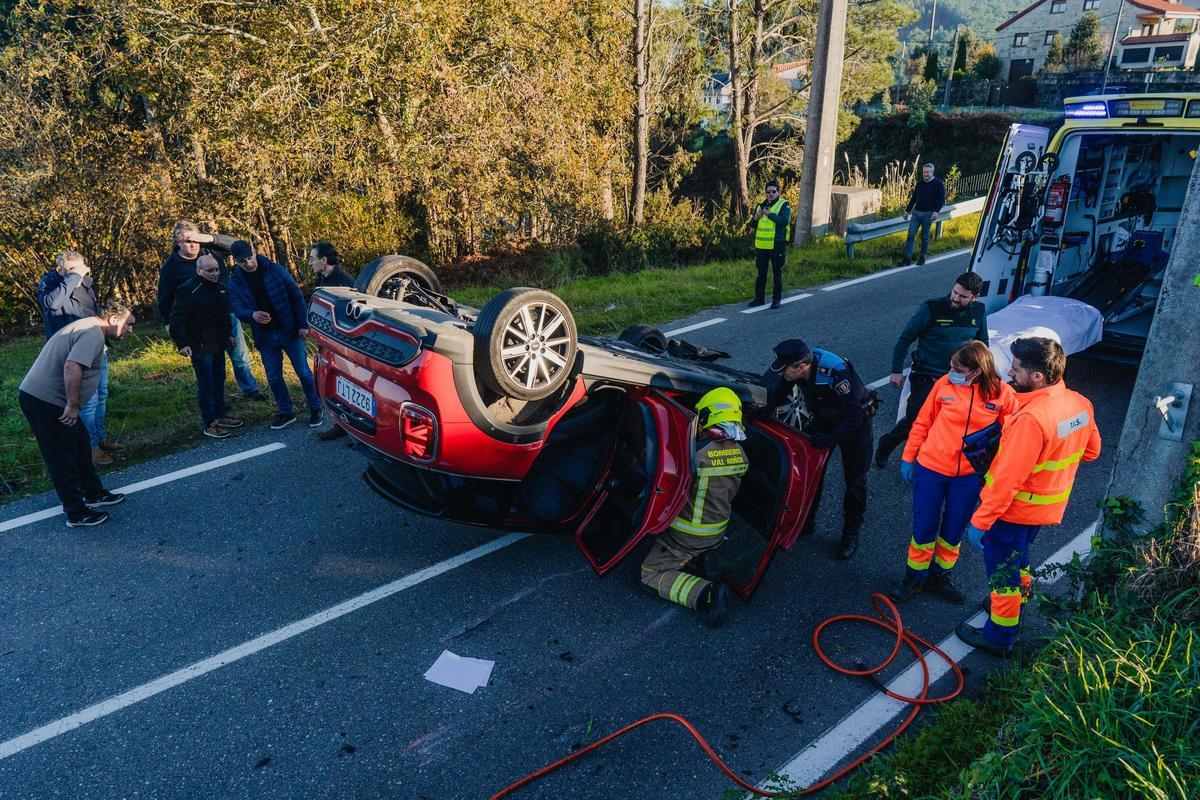 Accidente en Gondomar: el conductor volcó tras chocar contra una roca y tuvo que ser excarcelado