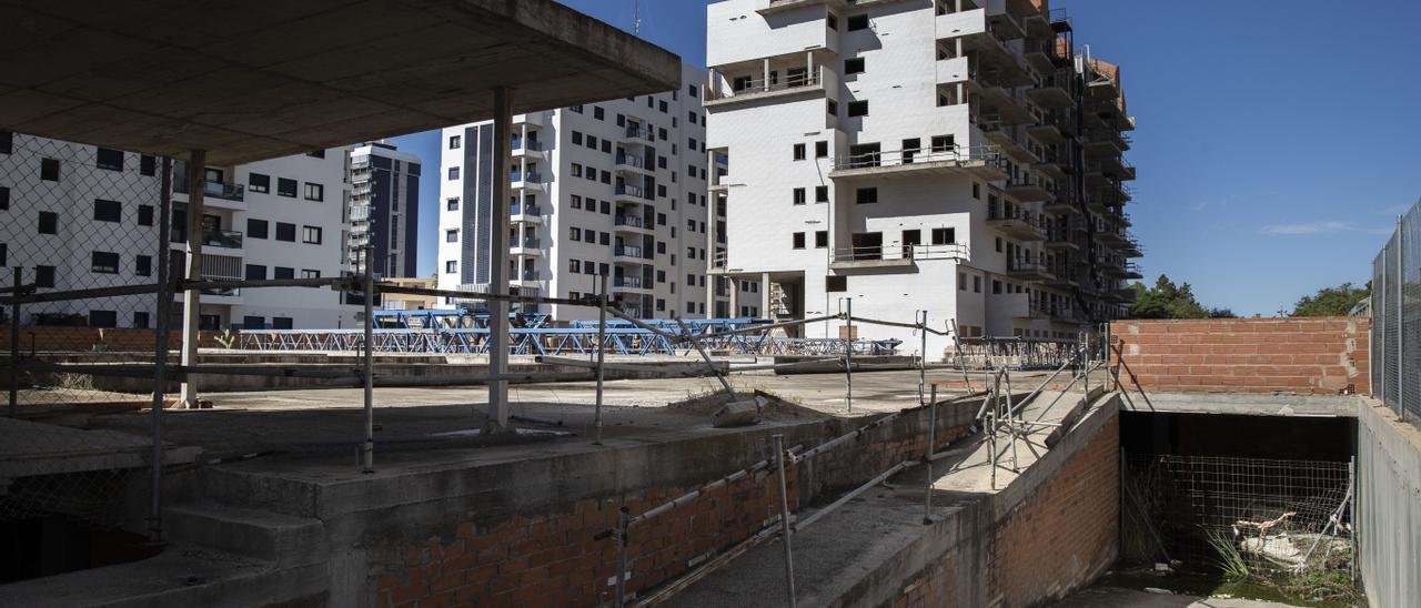 Finca de apartamentos a medio construir abandonadas en La Pobla de Farnals.