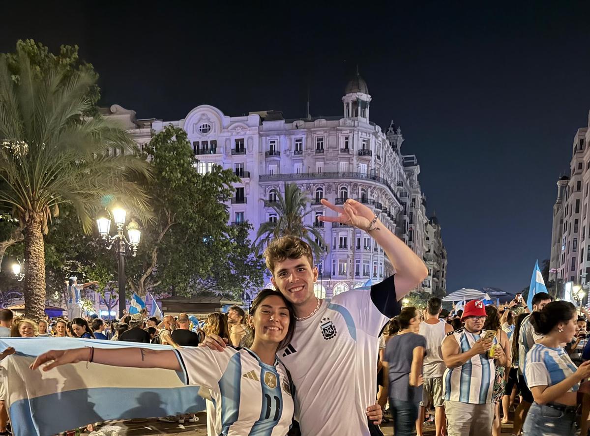 Yurema y Marco celebrando el pase a la final de Argentina en la Plaza del Ayuntamiento