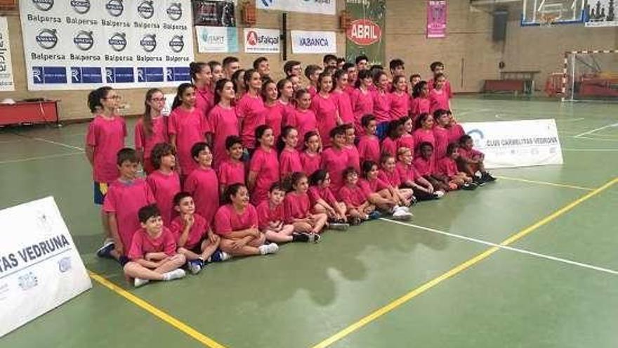 Participantes en el campus de baloncesto de Carmelitas. // FdV