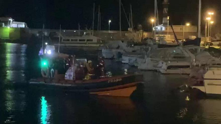 Rescatan un velero encallado en Águilas por el temporal