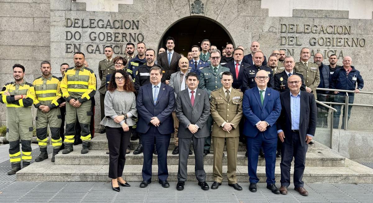 Homenaje a los servicios de extinción estatales y recado a la Xunta.  La Delegación del Gobierno en Galicia celebró ayer un homenaje a los medios estatales que participaron en la lucha contra los incendios forestales en la comunidad. El delegado, Pedro Blanco, recordó que el Gobierno central puso a disposición de la Xunta «más de 3.000 efectivos que colaboraron con la extinción». En declaraciones previas al acto, aprovechó para instar a la Xunta a que se sume al Pacto de Estado contra la Emergencia Climática tras la ola de incendios «histórica» que asoló Galicia el pasado mes de agosto con «más de 170.000 hectáreas calcinadas». Según el Ejecutivo gallego, lo que se quemó durante todo el año fueron 119.000 hectáreas.