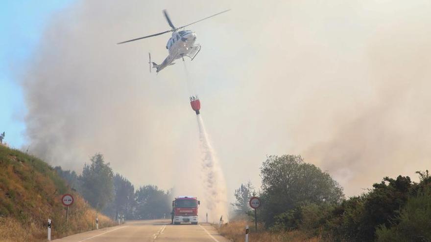 &quot;Controlados&quot; los fuegos de Arbo y A Cañiza tras quemar más de 400 hectáreas y cortar carreteras