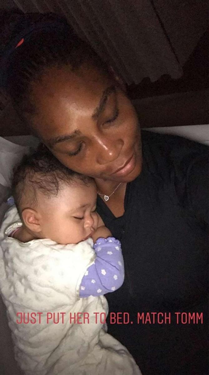 Serena Williams con su hija en brazos durmiendo