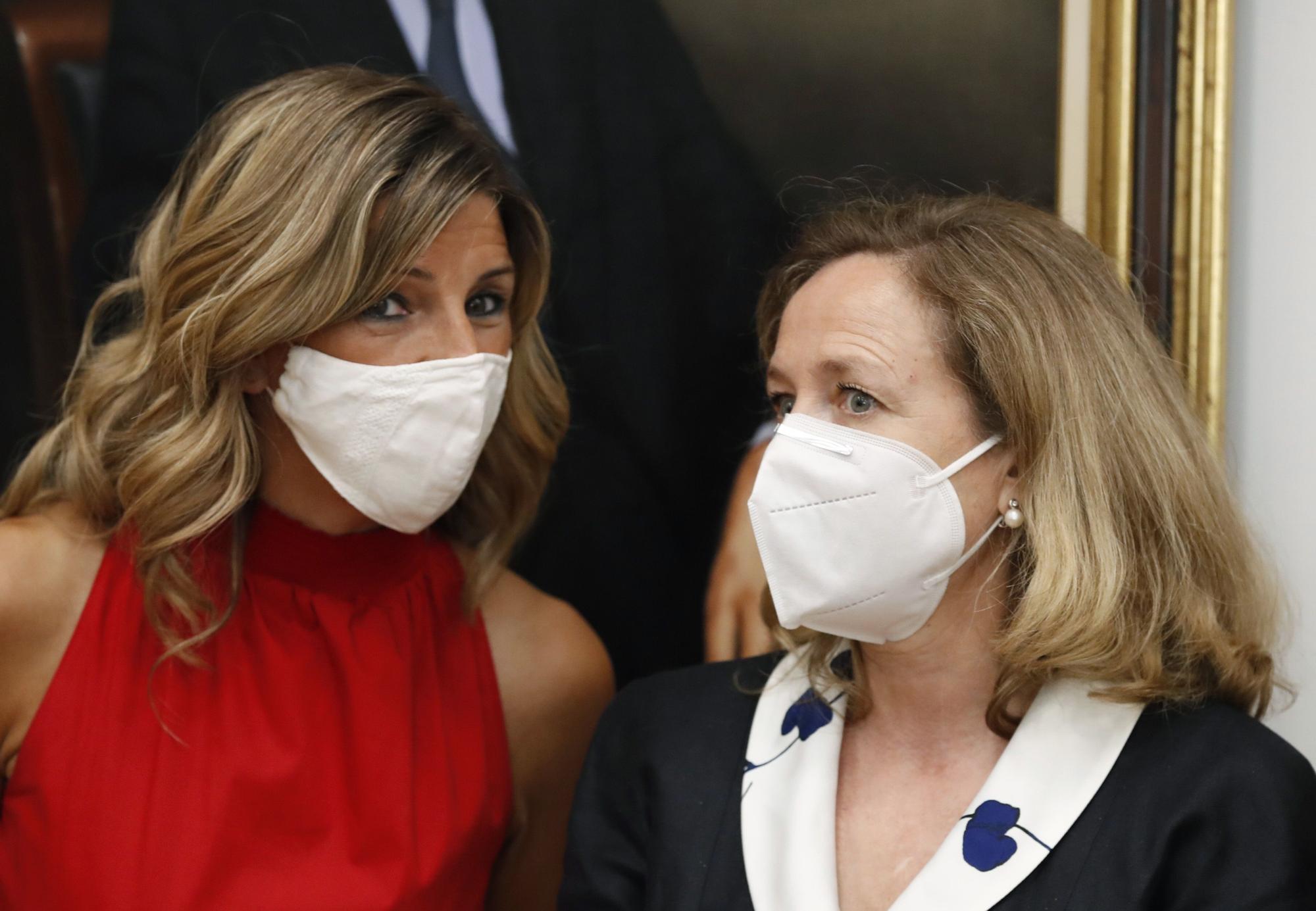 Las vicepresidentas primera y segunda, Nadia Calviño y Yolanda Díaz, respectivamente, conversan en Moncloa.