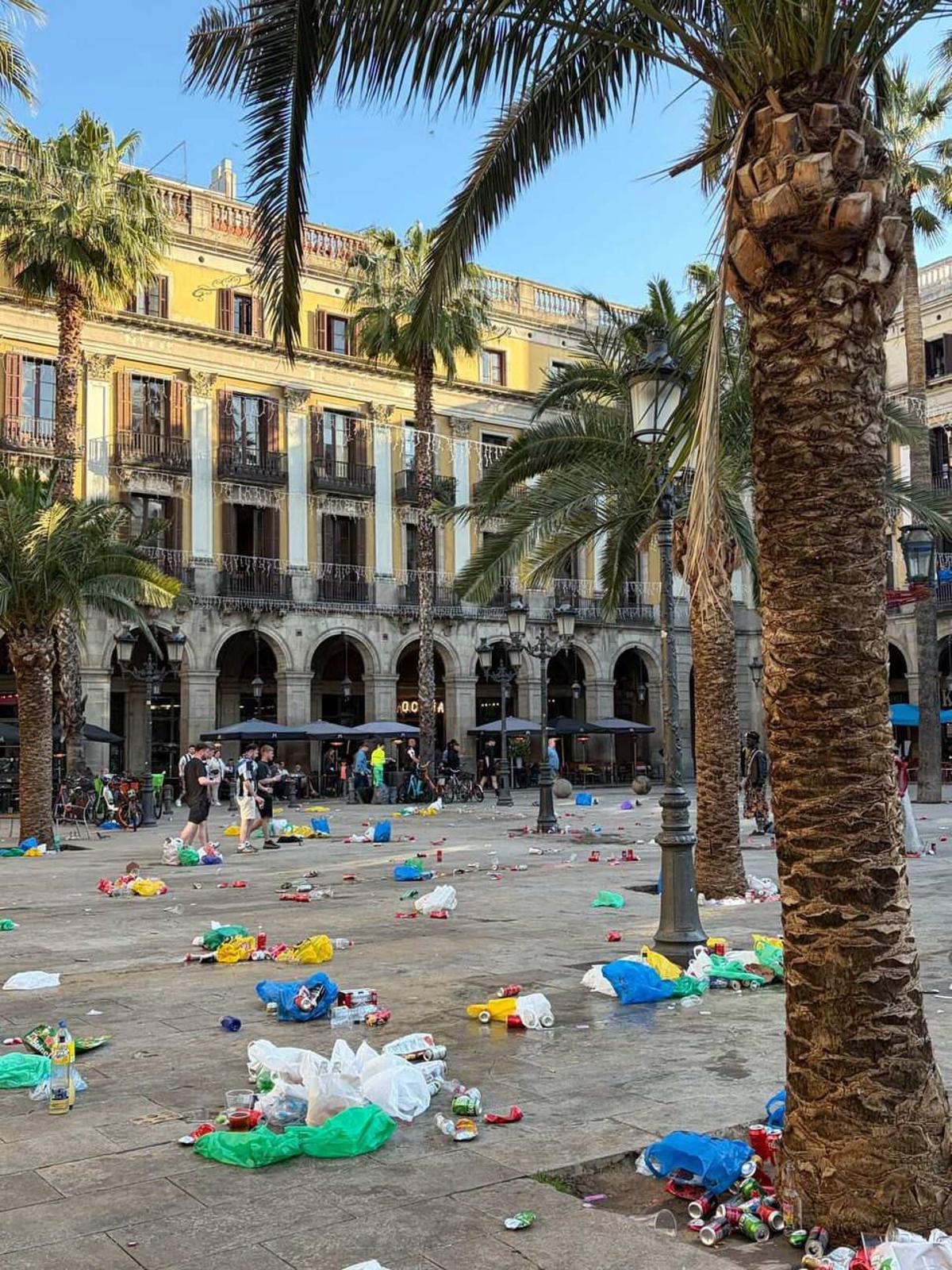 Basura acumulada en la plaza Reial, en Barcelona, tras el paso de aficionados del Newcastle a mediados de marzo.