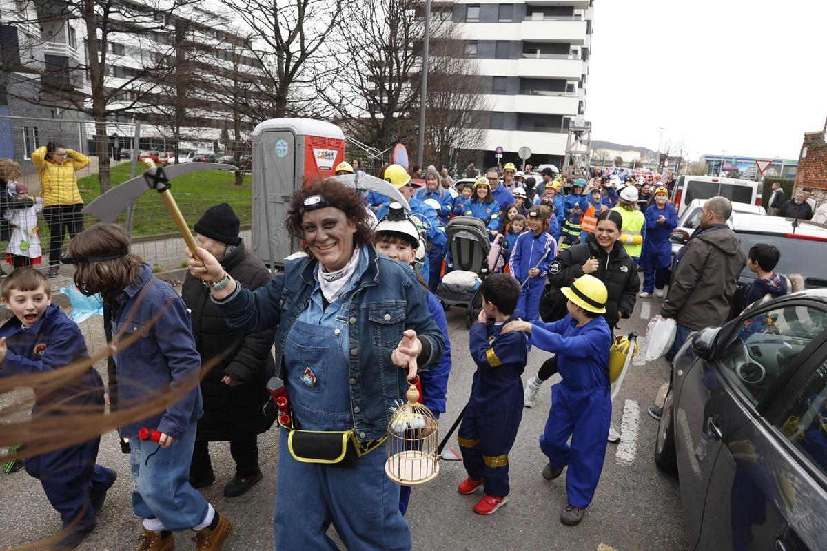 El desfile del Antroxu en la zona oeste de Gijón, en imágenes