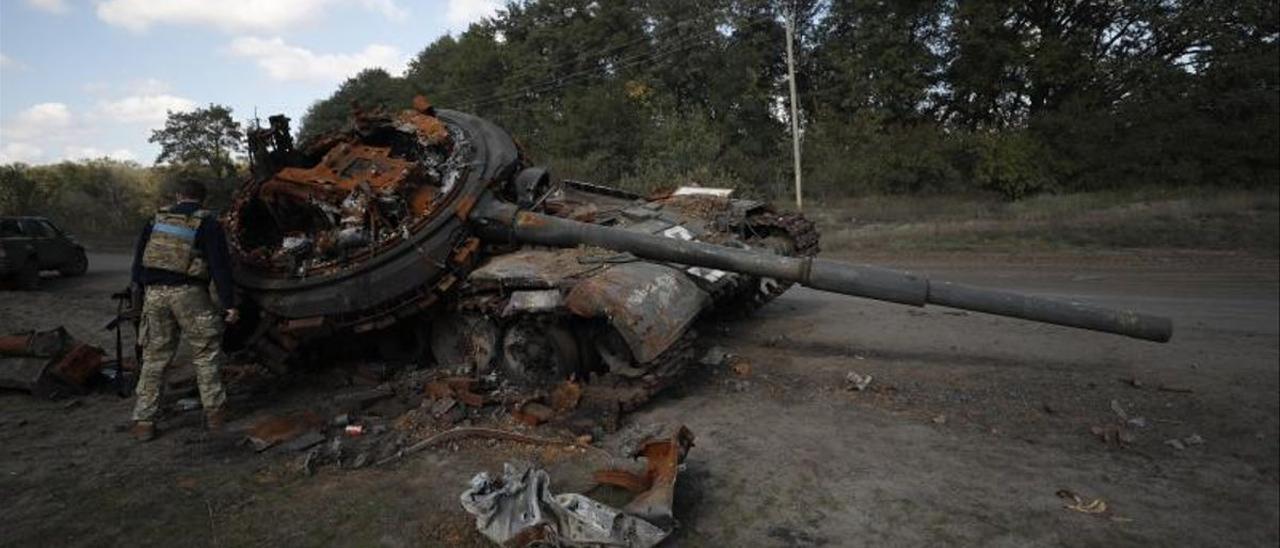 Soldados ucranianos inspeccionan un carro ruso destruido en Pesky-Radkivski, 150 kilómetros al este de Jarkov.