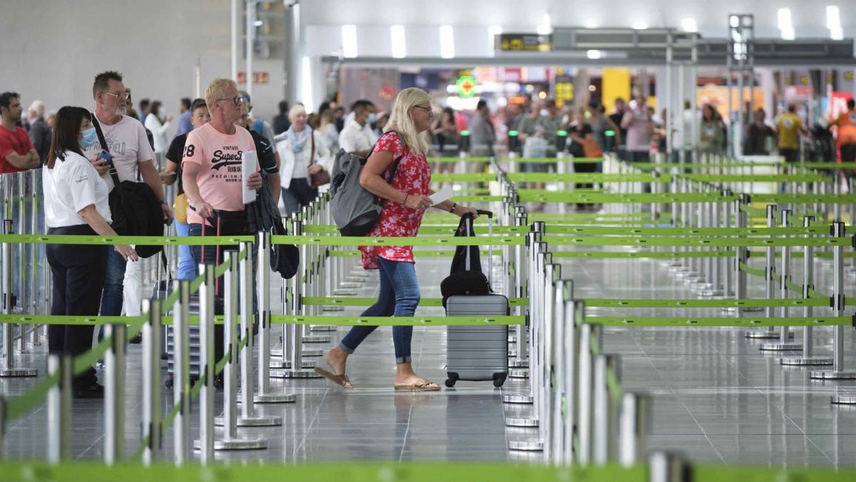 Turistas en las puertas de embarque de la terminal del aeropuerto Tenerife Sur. | | CARSTEN W. LAURITSEN