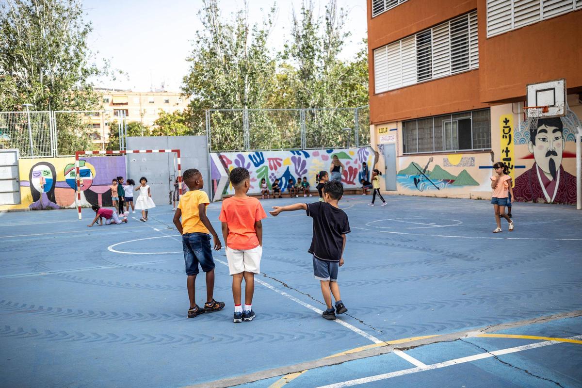 Niños jugando en el patio de una escuela de L'Hospitalet, el curso pasado.