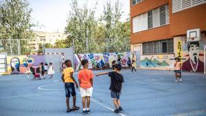 Niños jugando en el patio de una escuela de LHospitalet, el curso pasado.