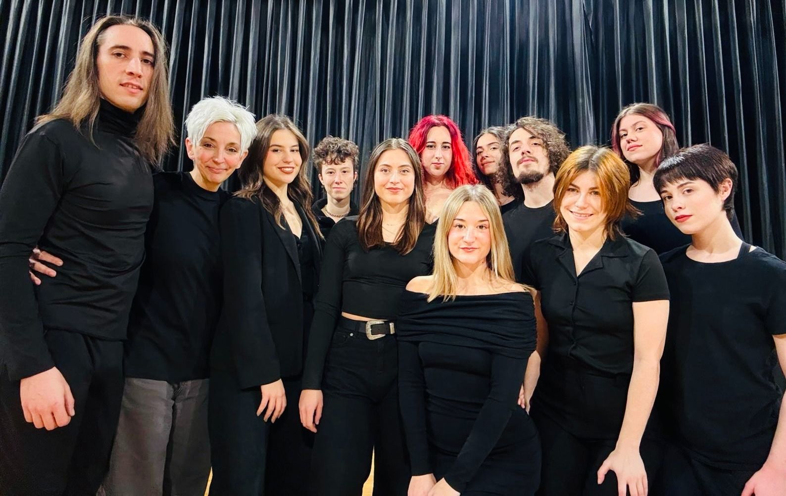 Los once alumnos de la Escuela Municipal de teatro junto a la profesora Blanca Resano.