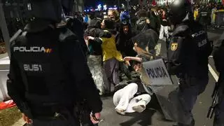 Nuevos enfrentamientos en A Coruña: lanzamiento de bengalas contra la Policía y cargas tras los altercados de María Pita
