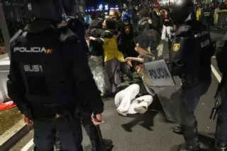 FOTOGALERÍA: Noche de disturbios en A Coruña tras la protesta contra la actuación policial en María Pita de esta mañana