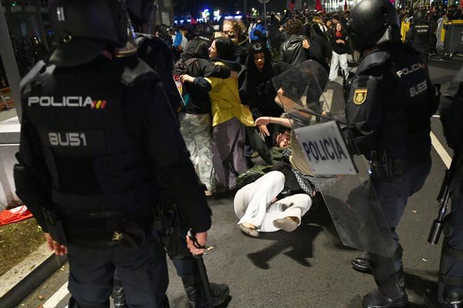 FOTOGALERÍA: Noche de disturbios en A Coruña tras la protesta contra la actuación policial en María Pita de esta mañana