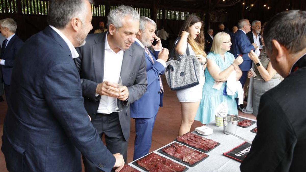 Degustación de cecina y vino, ayer, en el Tendayu. | Ángel González