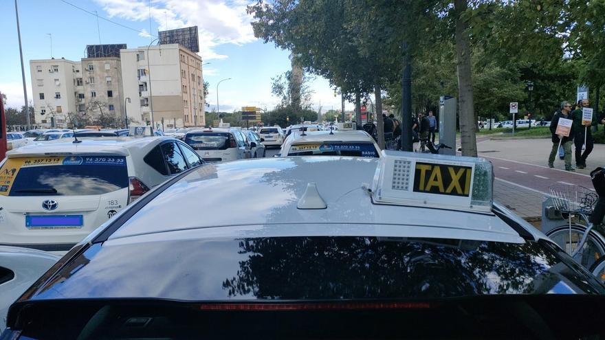 Taxis en una protesta en València.