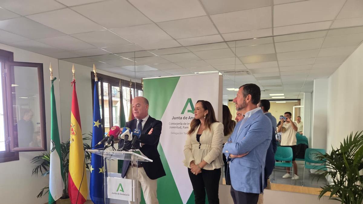 La delegada territorial de Servicios Sociales, Familias e Igualdad en Málaga, Laura Valle, y el alcalde de Antequera, Manuel Barón, presentan las instalaciones del centro de mayores de Antequera