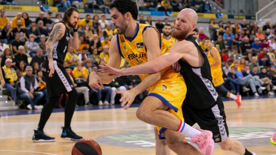 Javier Beirán supera a Thomas Schreiner, del Bilbao Basket
