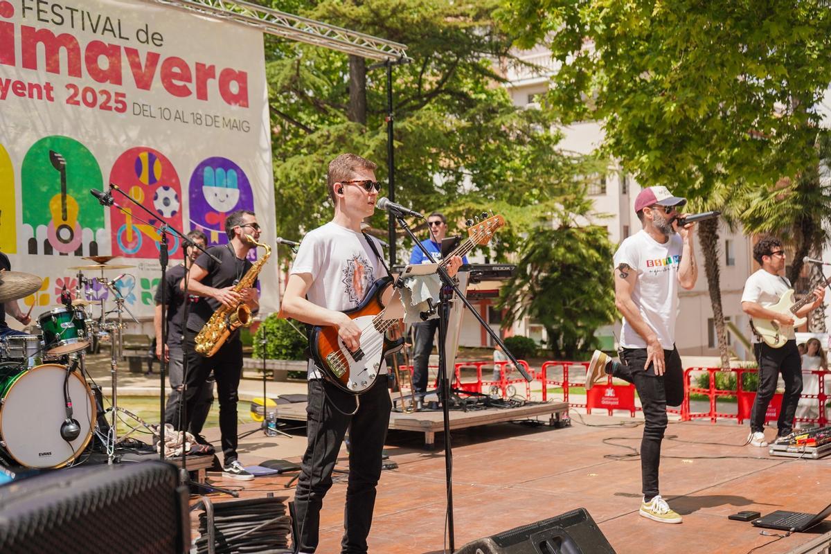 Actuación del grup Malparits en el Festivalet de Ontinyent.