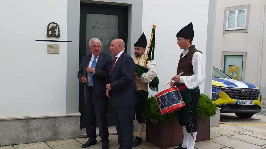 La Biblioteca Circulante, con nueva placa en Castropol