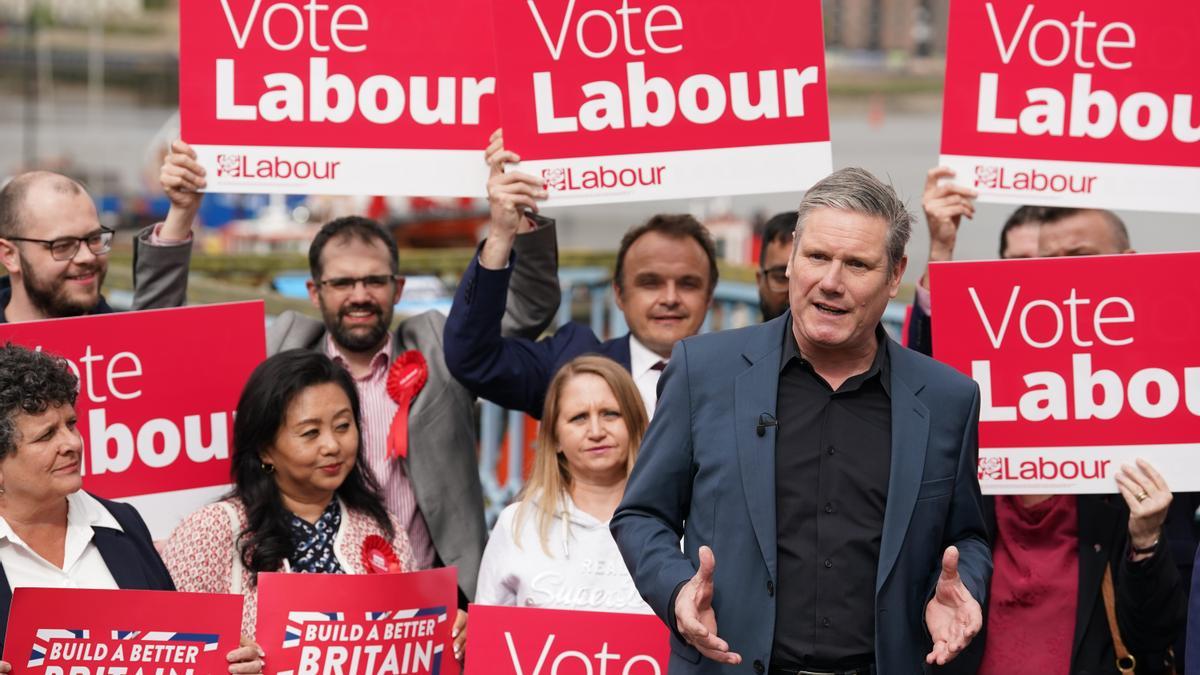 El líder del Partido Laborista británico, Keir Starmer, durante un encuentro con militantes en Chatham (Kent) tras ganar las elecciones al consejo de Medway, el pasado 5 de mayo.