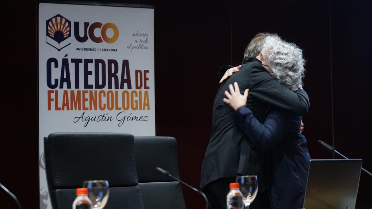 Abrazo entre Mayte Martín y el director de la Cátedra de Flamencología durante la ceremonia