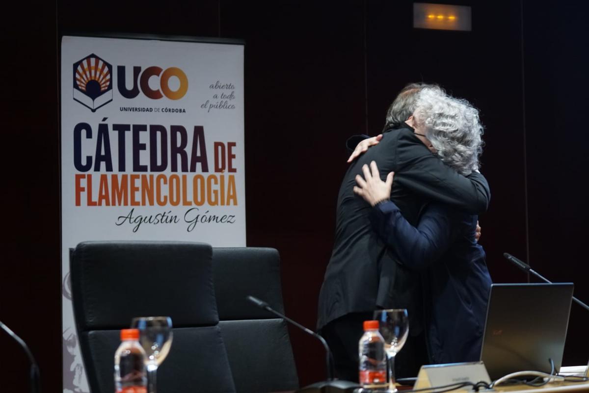 Abrazo entre Mayte Martín y el director de la Cátedra de Flamencología durante la ceremonia