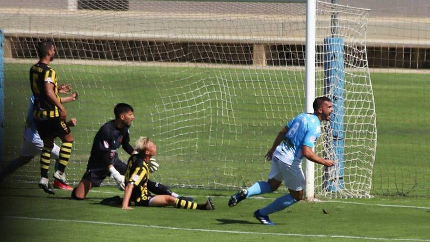 El aurinegro Joel marca uno de los dos gole en propia meta que supusieron la victoria del Coria, próxima rival del Córdoba CF, en el Ciudad de Lepe.
