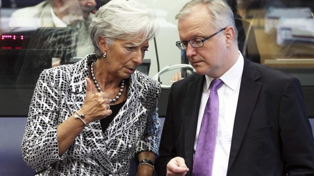 La directora gerente del FMI, Christine Lagarde, habla con el comisario de Asuntos Económicos de la UE, Ollie Rehn, el jueves, en la cumbre del Ecofin en Luxemburgo.