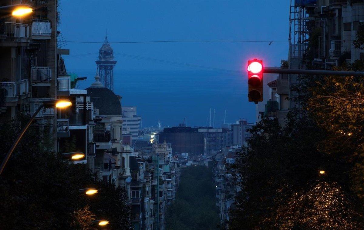 Vista de la calle de Muntaner, en Barcelona, con el mar al fondo.