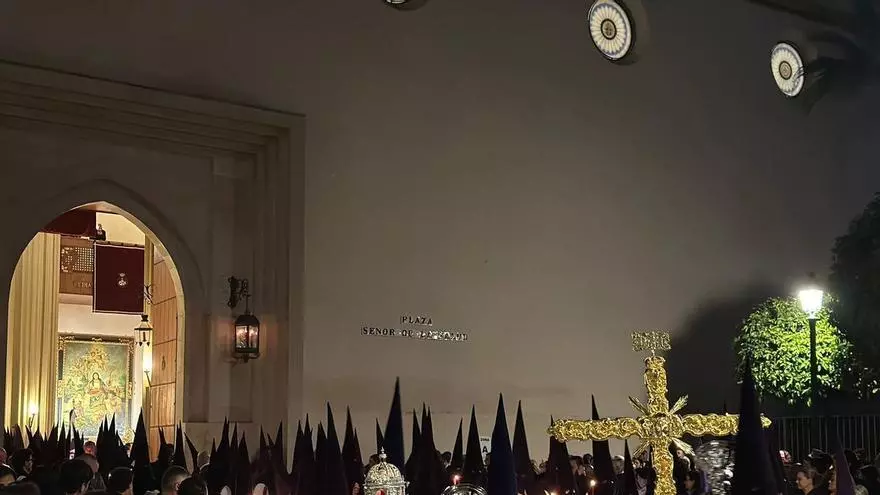Vídeo | Sale la cruz de guía de Los Gitanos