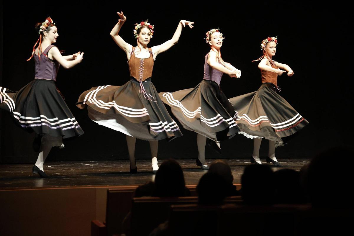 Un grupo de bailarinas, durante la X Gala Solidaria de Danza de la Fundación Tierra de Hombres
