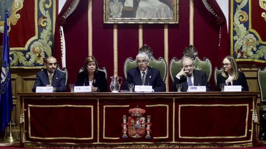 Javier Sebastián (vicepresidente de la AACI), María Vallet-Regí, Mario Díaz (presidente de la AACI), Leopoldo Tolivar (Real Academia Asturiana de Jurisprudencia) y María Ángeles Gil (secretaria de la AACI). | Irma Collín