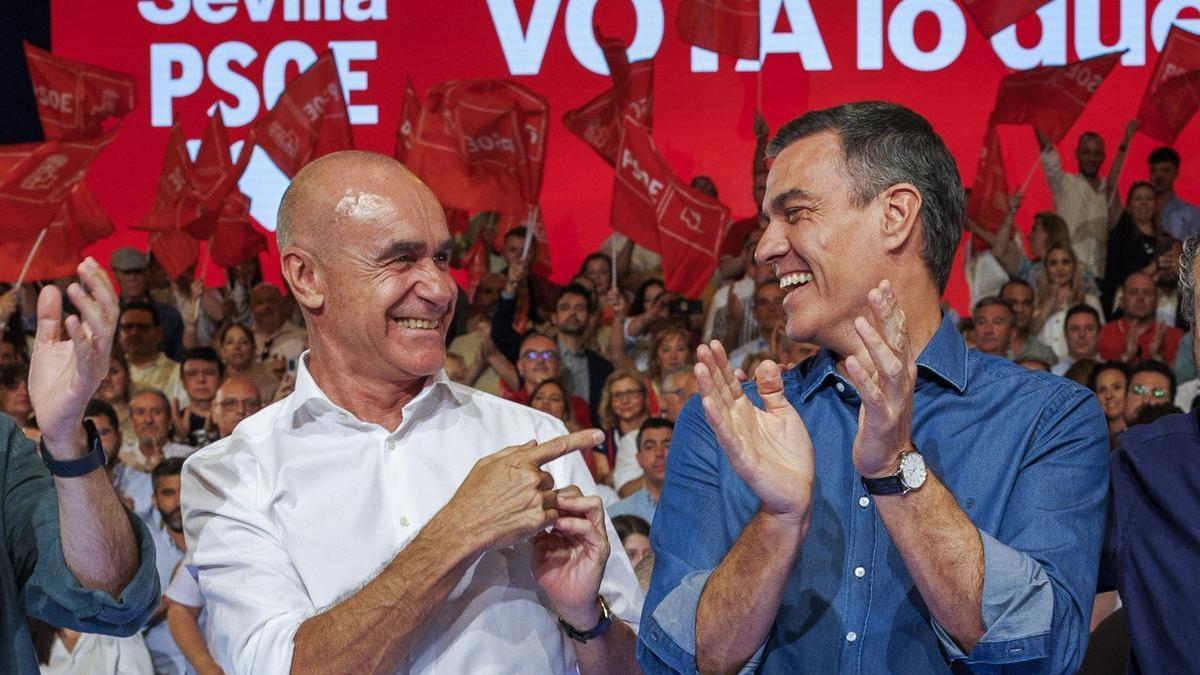 Pedro Sánchez y Antonio Muñoz en el mitin del PSOE en Sevilla celebrado en el Palacio de Exposiciones y Congresos este sábado.