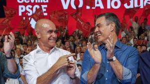Pedro Sánchez y Antonio Muñoz en el mitin del PSOE en Sevilla celebrado en el Palacio de Exposiciones y Congresos este sábado.
