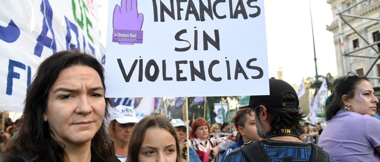 Mujeres participan en una movilización contra la violencia hacia la infancia.