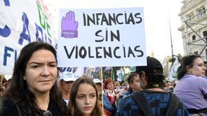 Mujeres participan en una movilización contra la violencia hacia la infancia.