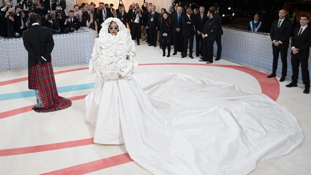 GALA MET 2023 | Rihanna, la más espectacular de la Gala MET 2023 con vestido  blanco con flores en 3D de Valentino